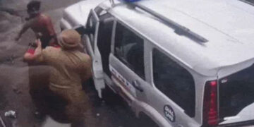 Punjab: ਔਰਤ ਨੂੰ ਵਾਲਾਂ ਤੋਂ ਫੜ ਕੇ ਖਿੱਚ-ਧੂਹ ਕਰਨ ਦਾ ਮਾਮਲਾ: ASI ਸਮੇਤ ਤਿੰਨ ਪੁਲਿਸ ਮੁਲਾਜ਼ਮ ਲਾਈਨ ਹਾਜ਼ਰ Punjab: ਔਰਤ ਨੂੰ ਵਾਲਾਂ ਤੋਂ ਫੜ ਕੇ ਖਿੱਚ-ਧੂਹ ਕਰਨ ਦਾ ਮਾਮਲਾ: ASI ਸਮੇਤ ਤਿੰਨ ਪੁਲਿਸ ਮੁਲਾਜ਼ਮ ਲਾਈਨ ਹਾਜ਼ਰ