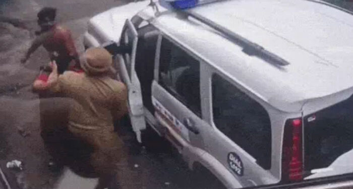 Punjab: ਔਰਤ ਨੂੰ ਵਾਲਾਂ ਤੋਂ ਫੜ ਕੇ ਖਿੱਚ-ਧੂਹ ਕਰਨ ਦਾ ਮਾਮਲਾ: ASI ਸਮੇਤ ਤਿੰਨ ਪੁਲਿਸ ਮੁਲਾਜ਼ਮ ਲਾਈਨ ਹਾਜ਼ਰ Punjab: ਔਰਤ ਨੂੰ ਵਾਲਾਂ ਤੋਂ ਫੜ ਕੇ ਖਿੱਚ-ਧੂਹ ਕਰਨ ਦਾ ਮਾਮਲਾ: ASI ਸਮੇਤ ਤਿੰਨ ਪੁਲਿਸ ਮੁਲਾਜ਼ਮ ਲਾਈਨ ਹਾਜ਼ਰ