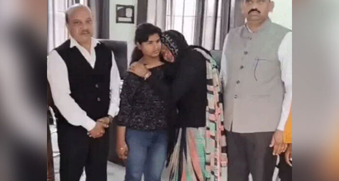 Haryana: 10 ਸਾਲ ਪਹਿਲਾਂ ਅਚਾਨਕ ਲਾਪਤਾ ਹੋਈ ਕੁੜੀ ਪੰਜਾਬ ‘ਚੋਂ ਮਿਲੀ Haryana: 10 ਸਾਲ ਪਹਿਲਾਂ ਅਚਾਨਕ ਲਾਪਤਾ ਹੋਈ ਕੁੜੀ ਪੰਜਾਬ ‘ਚੋਂ ਮਿਲੀ