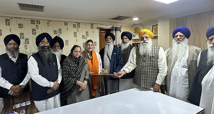 Punjab: UK ਦੇ MP ਬੀਬੀ ਪ੍ਰੀਤ ਕੌਰ ਗਿੱਲ ਸੱਚਖੰਡ ਸ੍ਰੀ ਹਰਿਮੰਦਰ ਸਾਹਿਬ ਵਿਖੇ ਹੋਏ ਨਤਮਸਤਕ Punjab: UK ਦੇ MP ਬੀਬੀ ਪ੍ਰੀਤ ਕੌਰ ਗਿੱਲ ਸੱਚਖੰਡ ਸ੍ਰੀ ਹਰਿਮੰਦਰ ਸਾਹਿਬ ਵਿਖੇ ਹੋਏ ਨਤਮਸਤਕ