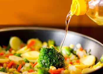 HEALTH : ਕੀ ਤੁਸੀਂ ਖਾਣਾ ਬਣਾਉਣ ਲਈ ਨਕਲੀ ਤੇਲ ਤਾਂ ਨਹੀਂ ਵਰਤ ਰਹੇ ? ਆਓ,ਜਾਣੀਏ ਕਿਵੇਂ ਕਰੀਏ ਅਸਲੀ ਤੇ ਨਕਲੀ ਤੇਲ ਦੀ ਪਹਿਚਾਣ HEALTH : ਕੀ ਤੁਸੀਂ ਖਾਣਾ ਬਣਾਉਣ ਲਈ ਨਕਲੀ ਤੇਲ ਤਾਂ ਨਹੀਂ ਵਰਤ ਰਹੇ ? ਆਓ,ਜਾਣੀਏ ਕਿਵੇਂ ਕਰੀਏ ਅਸਲੀ ਤੇ ਨਕਲੀ ਤੇਲ ਦੀ ਪਹਿਚਾਣ