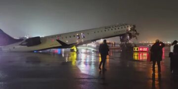 New York ਹਵਾਈ ਅੱਡੇ ‘ਤੇ ਵੱਡਾ ਹਾਦਸਾ! ਜਹਾਜ਼ ਦੀ ਟਰੱਕ ਨਾਲ ਟੱਕਰ