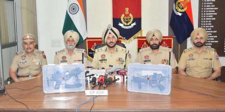 AMRITSAR ਵਿੱਚ ਗੋਲਡੀ ਢਿੱਲੋਂ ਮਾਡਿਊਲ ਨਾਲ ਸਬੰਧਤ ਦੋ ਆਧੁਨਿਕ ਸਬ-ਮਸ਼ੀਨ ਗਨਾਂ ਬਰਾਮਦ