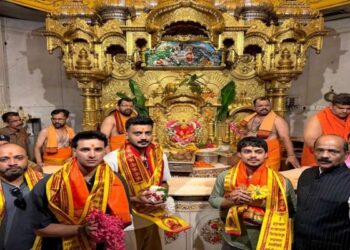 T20 ਵਰਲਡ ਕੱਪ: ਸੈਮੀਫਾਈਨਲ ਮੈਚ ਤੋਂ ਪਹਿਲਾਂ ਸਿੱਧੀਵਿਨਾਇਕ ਮੰਦਰ ਪਹੁੰਚੇ ਭਾਰਤੀ ਖਿਡਾਰੀ T20 ਵਰਲਡ ਕੱਪ: ਸੈਮੀਫਾਈਨਲ ਮੈਚ ਤੋਂ ਪਹਿਲਾਂ ਸਿੱਧੀਵਿਨਾਇਕ ਮੰਦਰ ਪਹੁੰਚੇ ਭਾਰਤੀ ਖਿਡਾਰੀ