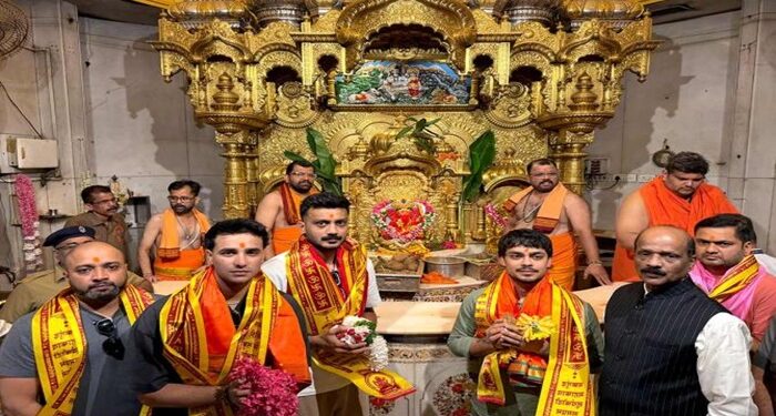 T20 ਵਰਲਡ ਕੱਪ: ਸੈਮੀਫਾਈਨਲ ਮੈਚ ਤੋਂ ਪਹਿਲਾਂ ਸਿੱਧੀਵਿਨਾਇਕ ਮੰਦਰ ਪਹੁੰਚੇ ਭਾਰਤੀ ਖਿਡਾਰੀ T20 ਵਰਲਡ ਕੱਪ: ਸੈਮੀਫਾਈਨਲ ਮੈਚ ਤੋਂ ਪਹਿਲਾਂ ਸਿੱਧੀਵਿਨਾਇਕ ਮੰਦਰ ਪਹੁੰਚੇ ਭਾਰਤੀ ਖਿਡਾਰੀ