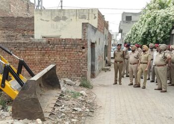 Punjab :ਯੁੱਧ ਨਸ਼ਿਆਂ ਵਿਰੁੱਧ’: ਨਸ਼ਾ ਤਸਕਰ ਵੱਲੋਂ ਗੈਰ ਕਾਨੂੰਨੀ ਤਰੀਕੇ ਨਾਲ ਬਣਾਈ ਇਮਾਰਤ ‘ਤੇ ਚੱਲਿਆ ਬੁਲਡੋਜ਼ਰ