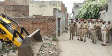 Punjab :ਯੁੱਧ ਨਸ਼ਿਆਂ ਵਿਰੁੱਧ’: ਨਸ਼ਾ ਤਸਕਰ ਵੱਲੋਂ ਗੈਰ ਕਾਨੂੰਨੀ ਤਰੀਕੇ ਨਾਲ ਬਣਾਈ ਇਮਾਰਤ ‘ਤੇ ਚੱਲਿਆ ਬੁਲਡੋਜ਼ਰ