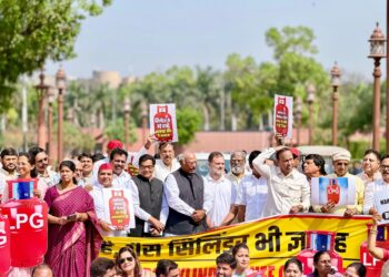 Parliament Budget session: ਸੰਸਦ ਦੇ ਬਾਹਰ ‘ਐਲ.ਪੀ.ਜੀ ਦੀ ਘਾਟ’ ਨੂੰ ਲੈ ਕੇ ਰੋਸ ਪ੍ਰਦਰਸ਼ਨ