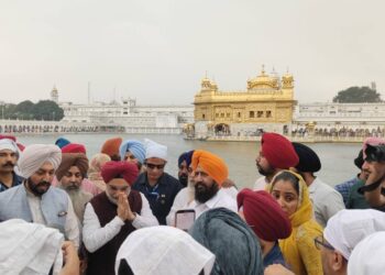 Delhi LG ਤਰਨਜੀਤ ਸਿੰਘ ਸੰਧੂ ਨੇ ਸ੍ਰੀ ਦਰਬਾਰ ਸਾਹਿਬ ਵਿਖੇ ਟੇਕਿਆ ਮੱਥਾ