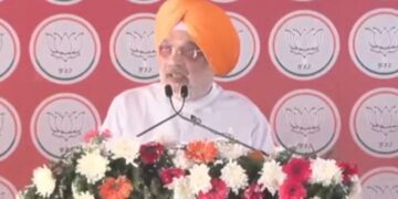 BJP ਦੀ ਬਦਲਾਅ ਰੈਲੀ : ਕੇਸਰੀ ਦਸਤਾਰ ਸਜਾ ਮੋਗਾ ਰੈਲੀ ’ਚ ਪੁੱਜੇ ਗ੍ਰਹਿ ਮੰਤਰੀ ਅਮਿਤ ਸ਼ਾਹ BJP ਦੀ ਬਦਲਾਅ ਰੈਲੀ : ਕੇਸਰੀ ਦਸਤਾਰ ਸਜਾ ਮੋਗਾ ਰੈਲੀ ’ਚ ਪੁੱਜੇ ਗ੍ਰਹਿ ਮੰਤਰੀ ਅਮਿਤ ਸ਼ਾਹ