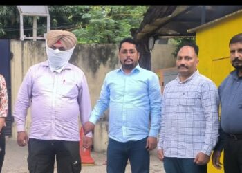 10000 ਰੁਪਏ ਰਿਸ਼ਵਤ ਲੈਂਦਾ ਨਾਇਬ ਕੋਰਟ ਵਿਜੀਲੈਂਸ ਬਿਊਰੋ ਵੱਲੋਂ ਰੰਗੇ ਹੱਥੀਂ ਕਾਬੂ