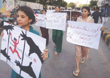 Pakistan : ਕਰਾਚੀ ‘ਚ ਨਾਬਾਲਗ ਈਸਾਈ ਕੁੜੀਆਂ ਦੇ ਜ਼ਬਰਦਸਤੀ ਵਿਆਹ ਅਤੇ ਧਰਮ ਪਰਿਵਰਤਨ ਨੂੰ ਲੈ ਕੇ ਵਿਰੋਧ ਪ੍ਰਦਰਸ਼ਨ 