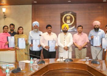 23 ਮਾਲ ਅਧਿਕਾਰੀ ਪਦਉੱਨਤ ਕੀਤੇ, ਹਰਦੀਪ ਸਿੰਘ ਮੁੰਡੀਆਂ ਨੇ ਸੌਂਪੇ ਤਰੱਕੀ ਪੱਤਰ