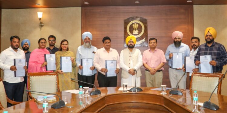 23 ਮਾਲ ਅਧਿਕਾਰੀ ਪਦਉੱਨਤ ਕੀਤੇ, ਹਰਦੀਪ ਸਿੰਘ ਮੁੰਡੀਆਂ ਨੇ ਸੌਂਪੇ ਤਰੱਕੀ ਪੱਤਰ