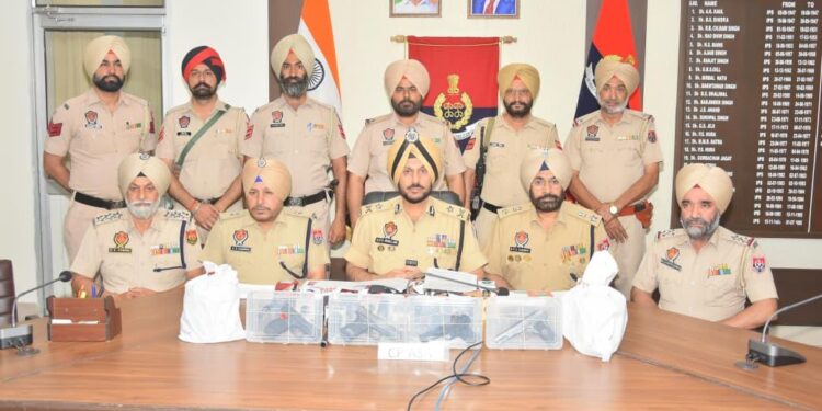 ਅੰਮ੍ਰਿਤਸਰ ਵਿੱਚ ਸਰਹੱਦ ਪਾਰੋਂ ਚੱਲ ਰਹੇ ਤਸਕਰੀ ਮਾਡਿਊਲ ਦਾ ਪਰਦਾਫਾਸ਼; 4 ਕਿਲੋ ਹੈਰੋਇਨ ਤੇ ਚਾਰ ਪਿਸਤੌਲਾਂ ਸਮੇਤ ਦੋ ਕਾਬੂ
