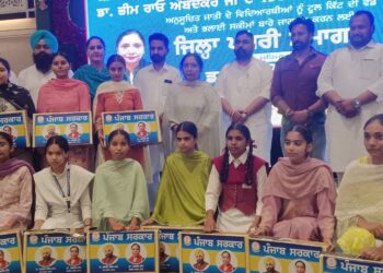 ਪੰਜਾਬ ਸਰਕਾਰ ਵੱਲੋਂ ਅਨੁਸੂਚਿਤ ਜਾਤੀਆਂ ਦੇ ਨੌਜਵਾਨਾਂ ਨੂੰ ਸਵੈ-ਰੁਜ਼ਗਾਰ ਵੱਲ ਪ੍ਰੇਰਿਤ ਕਰਨ ਲਈ 351 ਆਈ.ਟੀ.ਆਈ. ਸਿੱਖਿਆਰਥੀਆਂ ਨੂੰ ਟੂਲ ਕਿੱਟਾਂ ਵੰਡੀਆਂ : ਡਾ. ਬਲਜੀਤ ਕੌਰ