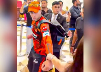 Cricket: ਸਟੇਡੀਅਮ ਜਾਂਦੇ ਸਮੇਂ ਇੱਕ ਕੁੜੀ ਨੇ ਅਭਿਸ਼ੇਕ ਸ਼ਰਮਾ ਨੂੰ ਹੱਥ ਤੋਂ ਫੜ ਕੇ ਖਿੱਚਿਆ