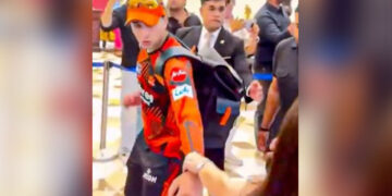 Cricket: ਸਟੇਡੀਅਮ ਜਾਂਦੇ ਸਮੇਂ ਇੱਕ ਕੁੜੀ ਨੇ ਅਭਿਸ਼ੇਕ ਸ਼ਰਮਾ ਨੂੰ ਹੱਥ ਤੋਂ ਫੜ ਕੇ ਖਿੱਚਿਆ