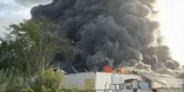 Mohali ਦੇ ਰਿਲਾਇੰਸ ਗੋਦਾਮ ਵਿੱਚ ਅੱਗ ਲੱਗੀ: ਨੇੜੇ ਖੜ੍ਹੇ ਵਾਹਨ ਵੀ ਆਏ ਅੱਗ ਦੀ ਲਪੇਟ ‘ਚ