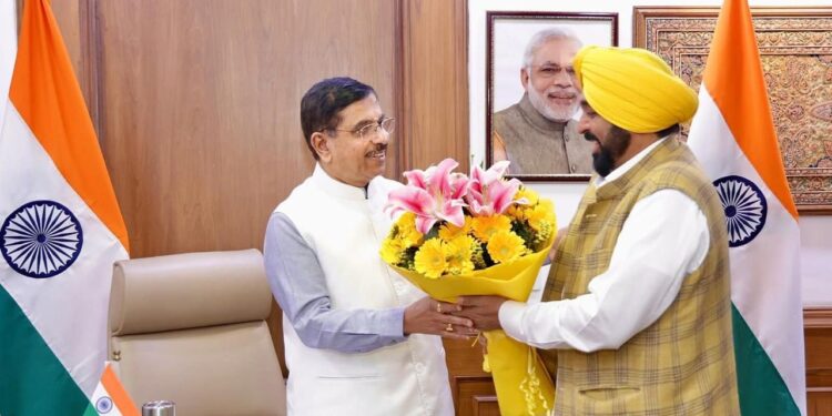 ਕਿਸਾਨਾਂ ਲਈ ਵੱਡੀ ਰਾਹਤ; ਪੰਜਾਬ ਵਿੱਚ ਭਾਰਤੀ ਖੁਰਾਕ ਨਿਗਮ ਦੇ ਗੋਦਾਮਾਂ ਵਿੱਚ ਪਏ 155 ਲੱਖ ਮੀਟ੍ਰਿਕ ਟਨ ਚੌਲ ਅਤੇ ਕਣਕ ਦੇ ਸਟਾਕ ਦੀ ਲਿਫਟਿੰਗ ਲਈ ਵਿਸ਼ੇਸ਼ ਰੇਲ ਗੱਡੀਆਂ ਚਲਾਈਆਂ ਜਾਣਗੀਆਂ: ਮੁੱਖ ਮੰਤਰੀ ਭਗਵੰਤ ਸਿੰਘ ਮਾਨ