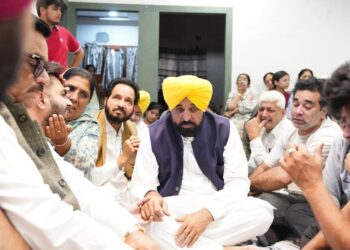 ਮੁੱਖ ਮੰਤਰੀ ਭਗਵੰਤ ਸਿੰਘ ਮਾਨ ਨੇ ਜਗਰਾਉਂ ਪਹੁੰਚ ਕੇ ਮਥੁਰਾ ਪੀੜਤ ਪਰਿਵਾਰਾਂ ਨਾਲ ਦੁੱਖ ਸਾਂਝਾ ਕੀਤਾ, ਸੰਕਟ ਦੀ ਘੜੀ ਵਿੱਚ ਹਰ ਮਦਦ ਦਾ ਭਰੋਸਾ ਮੁੱਖ ਮੰਤਰੀ ਭਗਵੰਤ ਸਿੰਘ ਮਾਨ ਨੇ ਜਗਰਾਉਂ ਪਹੁੰਚ ਕੇ ਮਥੁਰਾ ਪੀੜਤ ਪਰਿਵਾਰਾਂ ਨਾਲ ਦੁੱਖ ਸਾਂਝਾ ਕੀਤਾ, ਸੰਕਟ ਦੀ ਘੜੀ ਵਿੱਚ ਹਰ ਮਦਦ ਦਾ ਭਰੋਸਾ