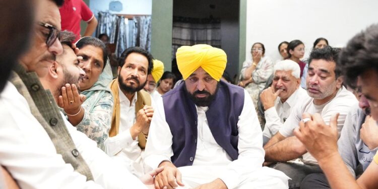 ਮੁੱਖ ਮੰਤਰੀ ਭਗਵੰਤ ਸਿੰਘ ਮਾਨ ਨੇ ਜਗਰਾਉਂ ਪਹੁੰਚ ਕੇ ਮਥੁਰਾ ਪੀੜਤ ਪਰਿਵਾਰਾਂ ਨਾਲ ਦੁੱਖ ਸਾਂਝਾ ਕੀਤਾ, ਸੰਕਟ ਦੀ ਘੜੀ ਵਿੱਚ ਹਰ ਮਦਦ ਦਾ ਭਰੋਸਾ