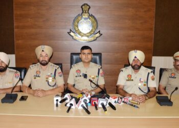 ਵਿਦੇਸ਼ੀ ਸਬੰਧਾਂ ਵਾਲੇ ਨਸ਼ਾ ਅਤੇ ਹਥਿਆਰ ਤਸਕਰੀ ਮਾਡਿਊਲ ਦੇ ਚਾਰ ਕਾਰਕੁੰਨ ਗ੍ਰਿਫਤਾਰ; 9.9 ਕਿਲੋ ਹੈਰੋਇਨ, ਦੋ ਪਿਸਤੌਲਾਂ ਬਰਾਮਦ