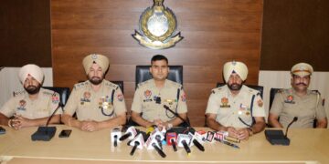 ਵਿਦੇਸ਼ੀ ਸਬੰਧਾਂ ਵਾਲੇ ਨਸ਼ਾ ਅਤੇ ਹਥਿਆਰ ਤਸਕਰੀ ਮਾਡਿਊਲ ਦੇ ਚਾਰ ਕਾਰਕੁੰਨ ਗ੍ਰਿਫਤਾਰ; 9.9 ਕਿਲੋ ਹੈਰੋਇਨ, ਦੋ ਪਿਸਤੌਲਾਂ ਬਰਾਮਦ