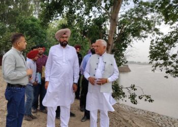 ਬਰਿੰਦਰ ਕੁਮਾਰ ਗੋਇਲ ਵੱਲੋਂ ਬੀ.ਓ.ਪੀ. ਸ਼ਾਹਪੁਰ ਵਿਖੇ ਰਾਵੀ ਦਰਿਆ ਦੇ ਧੁੱਸੀ ਬੰਨ੍ਹ ‘ਤੇ ਚਲ ਰਹੇ ਹੜ੍ਹ ਸੁਰੱਖਿਆ ਪ੍ਰਬੰਧਾਂ ਦਾ ਜਾਇਜ਼ਾ