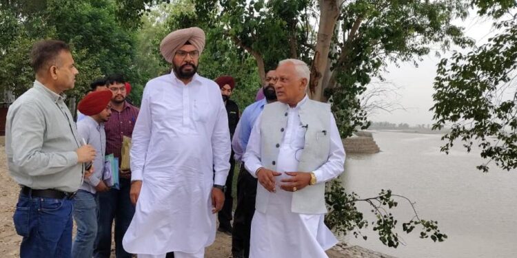 ਬਰਿੰਦਰ ਕੁਮਾਰ ਗੋਇਲ ਵੱਲੋਂ ਬੀ.ਓ.ਪੀ. ਸ਼ਾਹਪੁਰ ਵਿਖੇ ਰਾਵੀ ਦਰਿਆ ਦੇ ਧੁੱਸੀ ਬੰਨ੍ਹ ‘ਤੇ ਚਲ ਰਹੇ ਹੜ੍ਹ ਸੁਰੱਖਿਆ ਪ੍ਰਬੰਧਾਂ ਦਾ ਜਾਇਜ਼ਾ