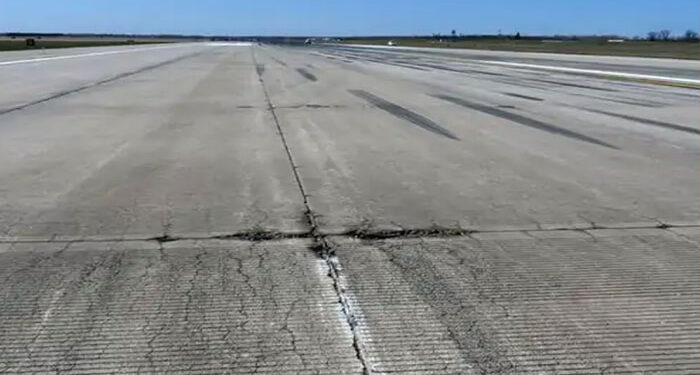 National: ਪੁਣੇ ਵਿੱਚ ਹਵਾਈ ਫੌਜ ਦੇ ਜਹਾਜ਼ ਦੀ ਹਾਰਡ ਲੈਂਡਿੰਗ: ਰਨਵੇਅ ਲਗਭਗ 11 ਘੰਟਿਆਂ ਲਈ ਰਿਹਾ ਬੰਦ