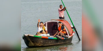 PM Modi ਨੇ ਹੁਗਲੀ ਨਦੀ ‘ਚ ਕਿਸ਼ਤੀ ਦੀ ਕੀਤੀ ਸਵਾਰੀ