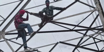 Punjab: ਟਾਵਰ ‘ਤੇ ਚੜ੍ਹੇ ਪਿਓ-ਪੁੱਤ 55 ਘੰਟਿਆਂ ਬਾਅਦ ਹੇਠਾਂ ਉਤਰੇ