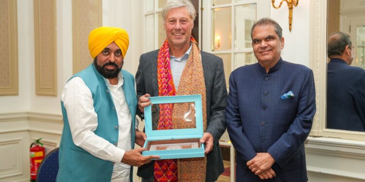 ਮੁੱਖ ਮੰਤਰੀ ਨੇ ਹਾਲੈਂਡ ਦੇ ਮਹਾਨ ਹਾਕੀ ਖਿਡਾਰੀ ਫਲੋਰਿਸ ਜਾਨ ਬੋਵਲੈਂਡਰ ਨਾਲ ਕੀਤੀ ਮੁਲਾਕਾਤ, ਪੰਜਾਬ ਦੇ ਅਥਲੀਟਾਂ ਨੂੰ ਸਿਖਲਾਈ ਦੇਣ ਦਾ ਦਿੱਤਾ ਸੱਦਾ