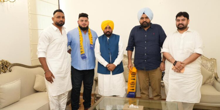 PUNJAB : ਰੁਸਤਮ-ਏ-ਹਿੰਦ ਅਤੇ ਹਿੰਦ ਕੇਸਰੀ ਦੇ ਸਨਮਾਨ ਜਿੱਤ ਚੁੱਕੇ ਪਹਿਲਵਾਨ ਪ੍ਰਿਤਪਾਲ ਸਿੰਘ ਫਗਵਾੜਾ ਆਮ ਆਦਮੀ ਪਾਰਟੀ ‘ਚ ਹੋਏ