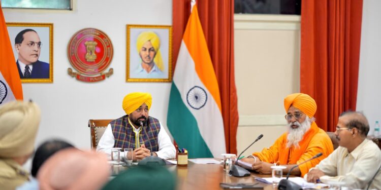 ਮੁੱਖ ਮੰਤਰੀ ਭਗਵੰਤ ਸਿੰਘ ਮਾਨ ਵੱਲੋਂ ਡਿਪਟੀ ਕਮਿਸ਼ਨਰਾਂ ਨੂੰ ਸਮਾਂ ਹੱਦ ਤੋਂ ਪਹਿਲਾਂ ਹੜ੍ਹ ਸੁਰੱਖਿਆ ਕਾਰਜ ਨੇਪਰੇ ਚਾੜ੍ਹਨ ਦੇ ਆਦੇਸ਼; ਕਿਹਾ ਕਿ ਸਰਕਾਰ ਲੋਕਾਂ ਨਾਲ ਮਜ਼ਬੂਤੀ ਨਾਲ ਖੜ੍ਹੀ ਹੈ