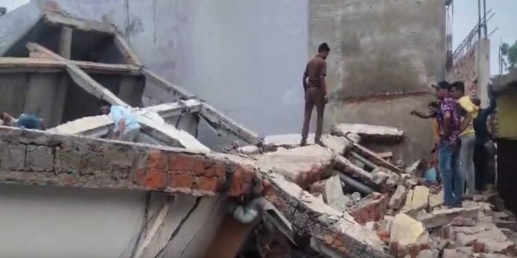 Building Collapses : 3 ਮੰਜ਼ਿਲਾ ਇਮਾਰਤ ਢਹਿ-ਢੇਰੀ; ਮਲਬੇ ਹੇਠ ਦਬੇ ਕਈ ਲੋਕ! Building Collapses : 3 ਮੰਜ਼ਿਲਾ ਇਮਾਰਤ ਢਹਿ-ਢੇਰੀ; ਮਲਬੇ ਹੇਠ ਦਬੇ ਕਈ ਲੋਕ!