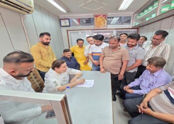 Patiala : ਸਾਬਕਾ ਸਾਂਸਦ ਪ੍ਰਨੀਤ ਕੌਰ ਨੇ ਪੀੜਤ ਦੁਕਾਨਦਾਰਾਂ ਨਾਲ ਕੀਤੀ ਮੁਲਾਕਾਤ  ਪੁਲਿਸ ਦੀ ਢਿੱਲੀ ਕਾਰਗੁਜ਼ਾਰੀ ‘ਤੇ ਚੁੱਕੇ ਸਵਾਲ