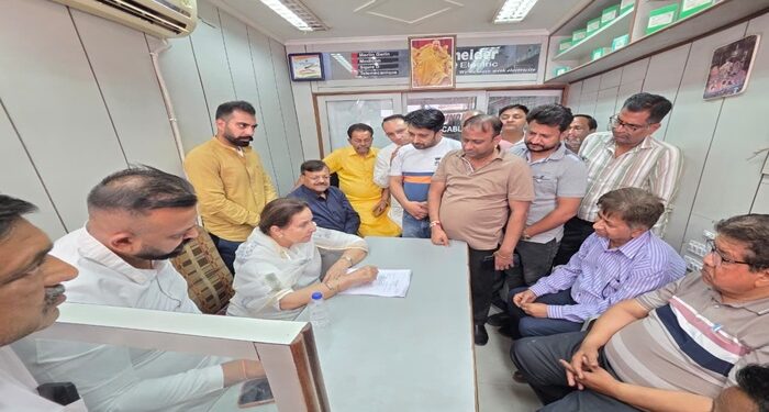 Patiala : ਸਾਬਕਾ ਸਾਂਸਦ ਪ੍ਰਨੀਤ ਕੌਰ ਨੇ ਪੀੜਤ ਦੁਕਾਨਦਾਰਾਂ ਨਾਲ ਕੀਤੀ ਮੁਲਾਕਾਤ  ਪੁਲਿਸ ਦੀ ਢਿੱਲੀ ਕਾਰਗੁਜ਼ਾਰੀ ‘ਤੇ ਚੁੱਕੇ ਸਵਾਲ