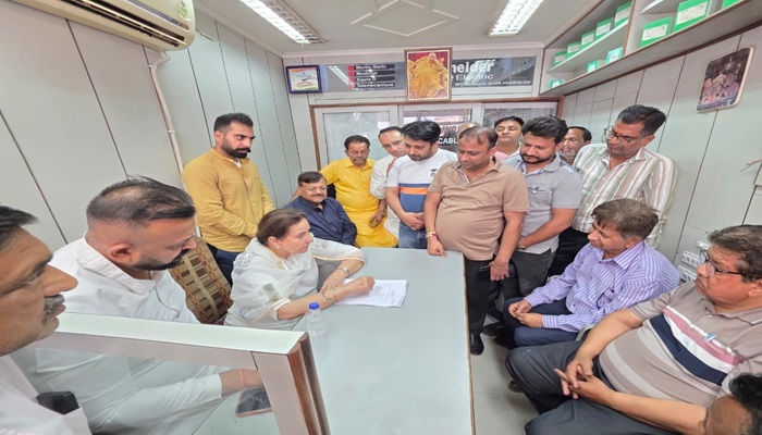 Patiala : ਸਾਬਕਾ ਸਾਂਸਦ ਪ੍ਰਨੀਤ ਕੌਰ ਨੇ ਪੀੜਤ ਦੁਕਾਨਦਾਰਾਂ ਨਾਲ ਕੀਤੀ ਮੁਲਾਕਾਤ  ਪੁਲਿਸ ਦੀ ਢਿੱਲੀ ਕਾਰਗੁਜ਼ਾਰੀ ‘ਤੇ ਚੁੱਕੇ ਸਵਾਲ