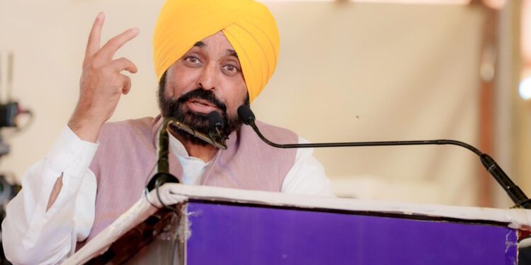 ਕਾਂਗਰਸ ਅਤੇ ਅਕਾਲੀਆਂ ਨੇ ਗਰੀਬਾਂ ਤੋਂ ਸਿੱਖਿਆ ਖੋਹ ਕੇ ਅਤੇ ਸਕਾਲਰਸ਼ਿਪ ਦਾ ਪੈਸੇ ਹੜੱਪ ਕੇ ਬਾਬਾ ਸਾਹਿਬ ਅੰਬੇਡਕਰ ਦੀ ਪਿੱਠ ਵਿੱਚ ਛੁਰਾ ਮਾਰਿਆ: ਮੁੱਖ ਮੰਤਰੀ ਭਗਵੰਤ ਸਿੰਘ ਮਾਨ