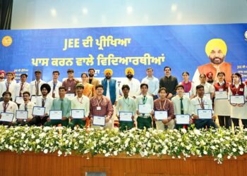 ਮੁੱਖ ਮੰਤਰੀ ਭਗਵੰਤ ਸਿੰਘ ਮਾਨ ਵੱਲੋਂ ਮੋਹਾਲੀ ਵਿਖੇ ਜੇਈਈ ਮੇਨਜ਼ ਪਾਸ ਕਰਨ ਵਾਲੇ 369 ਵਿਦਿਆਰਥੀਆਂ ਦਾ ਸਨਮਾਨ, ਪੰਜਾਬ ਅਕਾਦਮਿਕ ਉੱਤਮਤਾ ਵੱਲ ਕਦਮ ਵਧਾ ਰਿਹੈ