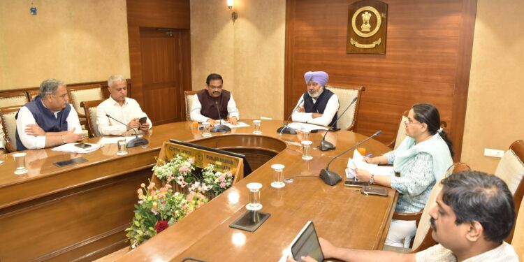 ਵਿੱਤ ਮੰਤਰੀ ਹਰਪਾਲ ਸਿੰਘ ਚੀਮਾ ਵੱਲੋਂ ਰੰਗਲਾ ਪੰਜਾਬ ਵਿਕਾਸ ਸਕੀਮ ਦੇ ਪਹਿਲੇ ਪੜਾਅ ਦੇ ਵਿਕਾਸ ਕਾਰਜ ਮੁਕੰਮਲ ਕਰਨ ਲਈ 15 ਮਈ ਦੀ ਸਮਾਂ-ਸੀਮਾ ਤੈਅ ਵਿੱਤ ਮੰਤਰੀ ਹਰਪਾਲ ਸਿੰਘ ਚੀਮਾ ਵੱਲੋਂ ਰੰਗਲਾ ਪੰਜਾਬ ਵਿਕਾਸ ਸਕੀਮ ਦੇ ਪਹਿਲੇ ਪੜਾਅ ਦੇ ਵਿਕਾਸ ਕਾਰਜ ਮੁਕੰਮਲ ਕਰਨ ਲਈ 15 ਮਈ ਦੀ ਸਮਾਂ-ਸੀਮਾ ਤੈਅ