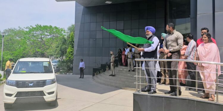 ਵਿੱਤ ਮੰਤਰੀ ਹਰਪਾਲ ਸਿੰਘ ਚੀਮਾ ਨੇ ਰਿਕਾਰਡ ਮਾਲੀਆ ਵਾਧੇ ਦਰਮਿਆਨ ਆਬਕਾਰੀ ਅਤੇ ਕਰ ਵਿਭਾਗ ਦੀ ਇਨਫੋਰਸਮੈਂਟ ਨੂੰ ਹੁਲਾਰਾ ਦੇਣ ਲਈ 25 ਨਵੇਂ ਵਾਹਨਾਂ ਨੂੰ ਹਰੀ ਝੰਡੀ ਦੇ ਕੇ ਕੀਤਾ ਰਵਾਨਾ