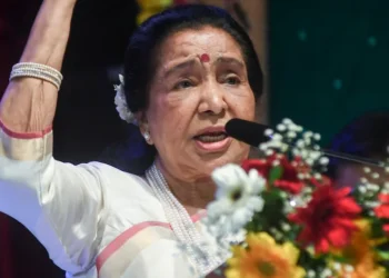 Asha Bhosle last rites : ਸਰਕਾਰੀ ਸਨਮਾਨਾਂ ਨਾਲ ਹੋਇਆ ਆਸ਼ਾ ਭੌਂਸਲੇ ਦਾ ਅੰਤਿਮ ਸਸਕਾਰ, ਨਮ ਅੱਖਾਂ ਨਾਲ ਦਿੱਤੀ ਗਈ ਵਿਦਾਈ