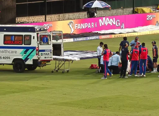 IPL 2026 DC vs PBKS:  ਮੈਚ ਦੌਰਾਨ ਦਿੱਲੀ ਦਾ ਤੇਜ਼ ਗੇਂਦਬਾਜ਼ ਬੁਰੀ ਤਰ੍ਹਾਂ ਜ਼ਖਮੀ; ਐਂਬੂਲੈਂਸ ਰਾਹੀਂ ਲਿਜਾਇਆ ਗਿਆ ਹਸਪਤਾਲ!