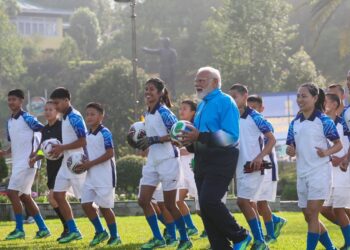 PM ਮੋਦੀ ਨੇ ਸਿੱਕਮ ਵਿੱਚ ਬੱਚਿਆਂ ਨਾਲ ਖੇਡਿਆ ਫੁੱਟਬਾਲ