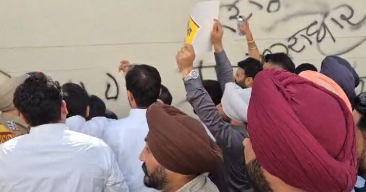 AAP Protest :  ਅਸ਼ੋਕ ਮਿੱਤਲ ਅਤੇ ਹਰਭਜਨ ਸਿੰਘ ਭੱਜੀ ਦੀ ਰਿਹਾਇਸ਼ ਬਾਹਰ ‘ਆਪ’ ਆਗੂਆਂ ਵੱਲੋਂ ਰੋਸ ਪ੍ਰਦਰਸ਼ਨ