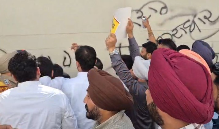 AAP Protest :  ਅਸ਼ੋਕ ਮਿੱਤਲ ਅਤੇ ਹਰਭਜਨ ਸਿੰਘ ਭੱਜੀ ਦੀ ਰਿਹਾਇਸ਼ ਬਾਹਰ ‘ਆਪ’ ਆਗੂਆਂ ਵੱਲੋਂ ਰੋਸ ਪ੍ਰਦਰਸ਼ਨ