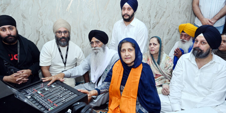 Amritsar : ਸੱਚਖੰਡ ਸ੍ਰੀ ਹਰਿਮੰਦਰ ਸਾਹਿਬ ਵਿਖੇ ਆਧੁਨਿਕ ਸਾਊਂਡ ਸਿਸਟਮ ਦੀ ਸ਼ੁਰੂਆਤ Amritsar : ਸੱਚਖੰਡ ਸ੍ਰੀ ਹਰਿਮੰਦਰ ਸਾਹਿਬ ਵਿਖੇ ਆਧੁਨਿਕ ਸਾਊਂਡ ਸਿਸਟਮ ਦੀ ਸ਼ੁਰੂਆਤ